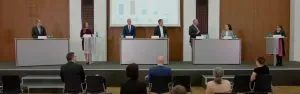 Blick in den Saal des eHealth-Kongresses: sieben Personen auf dem Podium vor einer Präsentationsleinwand, im Vordergrund Zuhörer