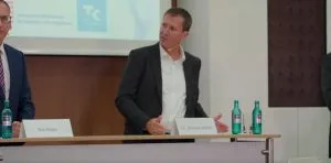 Andreas Rösch spricht bei der Podiumsdiskussion des eHealth-Kongresses; auf dem Tisch stehen Namensschilder