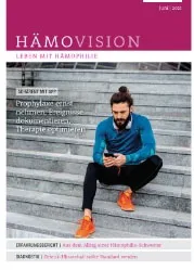 Titelseite der Zeitschrift HÄMOVISION vom Juni 2021: ein junger Mann sitzt mit Smartphone auf einer Treppe, Schlagzeile „Prophylaxe ernst nehmen, Ereignisse dokumentieren, Therapie optimieren“