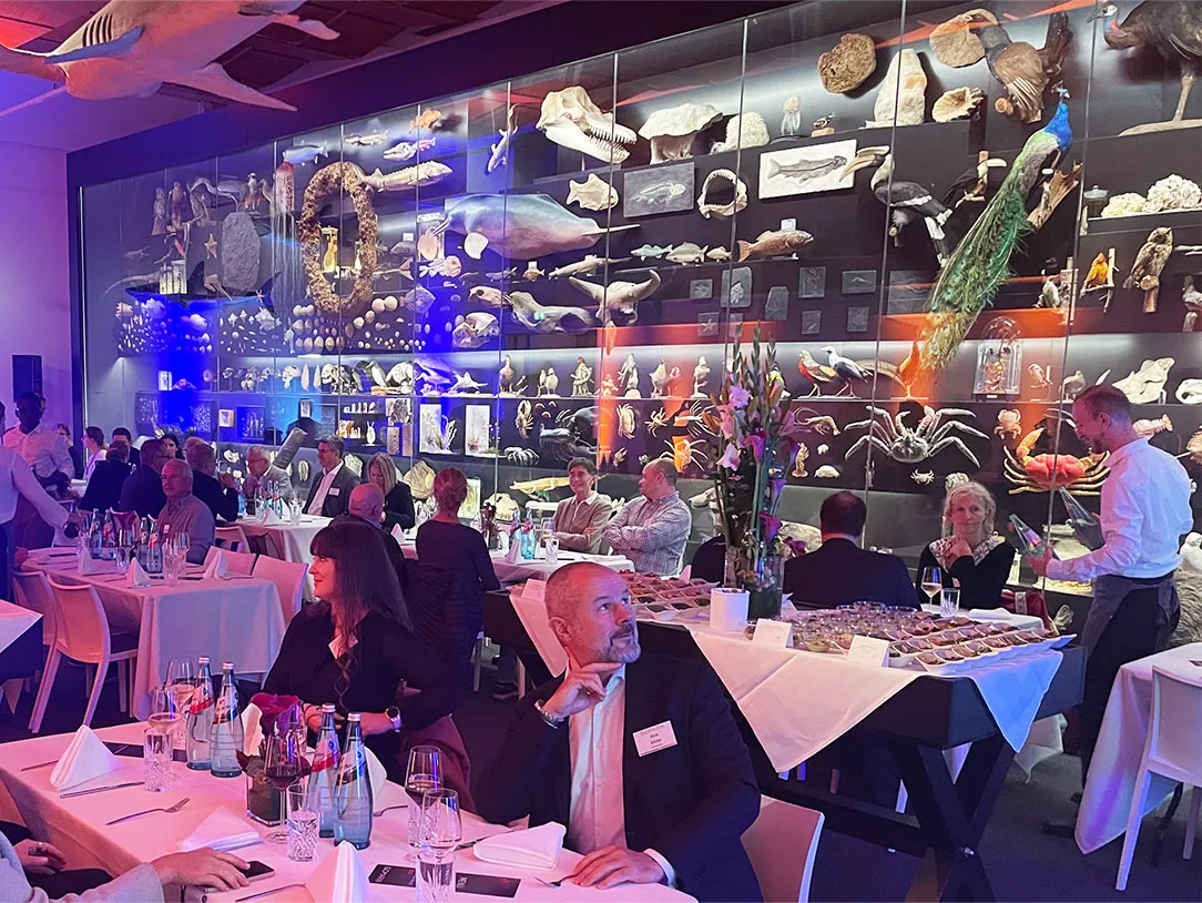 Abendessen im Raum der Vielfalt des Senckenberg Museums in Frankfurt